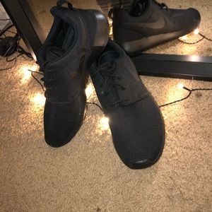 Black Nike Roshes